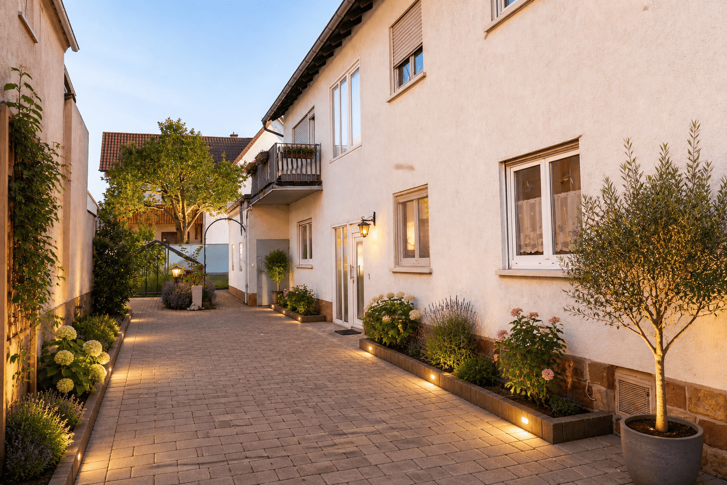 Immobilie in Lingenfeld - Eigentumswohnung im OG mit Potenzial: Langjährig vermietet, inkl. Balkon, Gartenanteil & Garagenstellplatz – starke Kapitalanlage in Lingenfeld - Bild 2