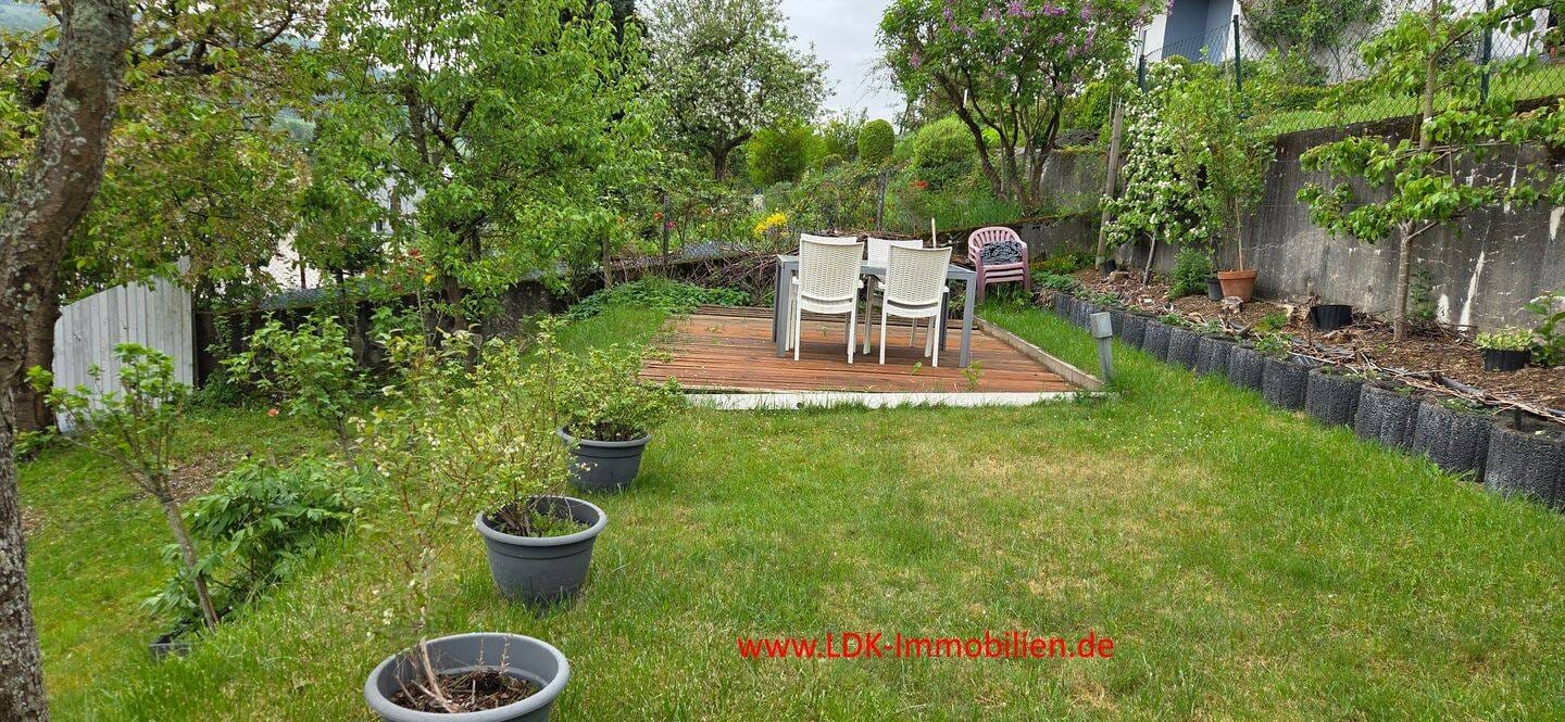 Immobilie in Eschenburg - Gepfl. EFH inkl. sep. DHH mit Scheune, Garage und Garten - Bild 2