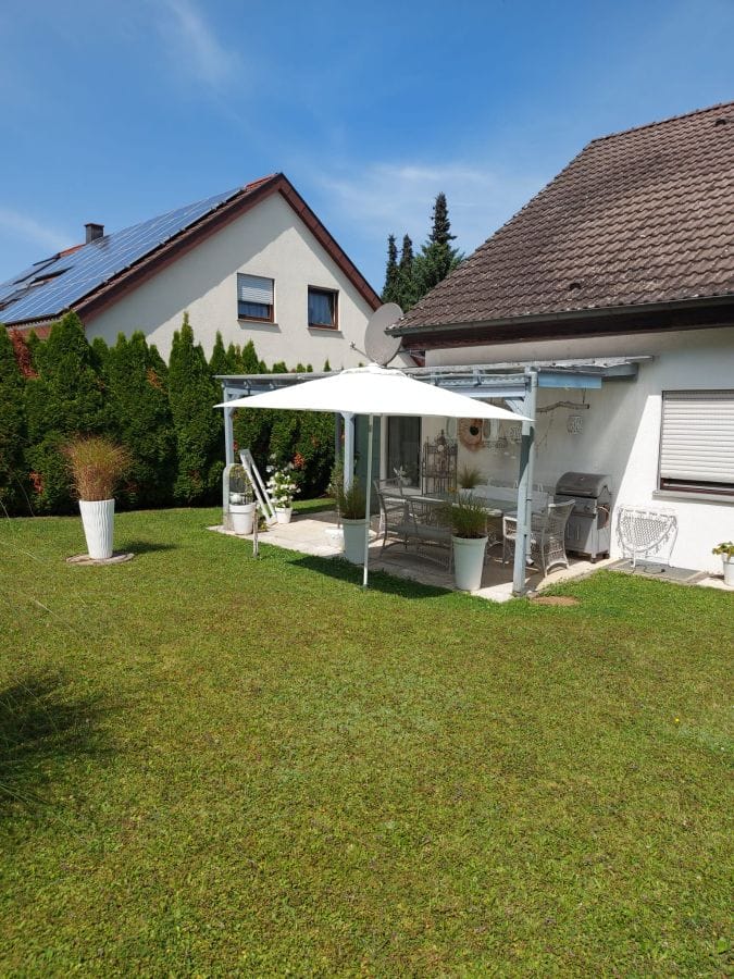 Immobilie in Erdmannhausen - Freistehendes Zweifamilienhaus mit Doppelgarage  in Erdmannhausen - Bild 0