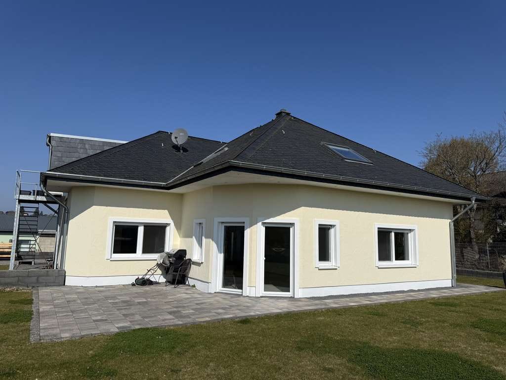 Immobilie in Kirchwald - Neuwertiger Walmdachbungalow mit ELW (vermietet) &
sep. Gewerbehalle! - Bild 4