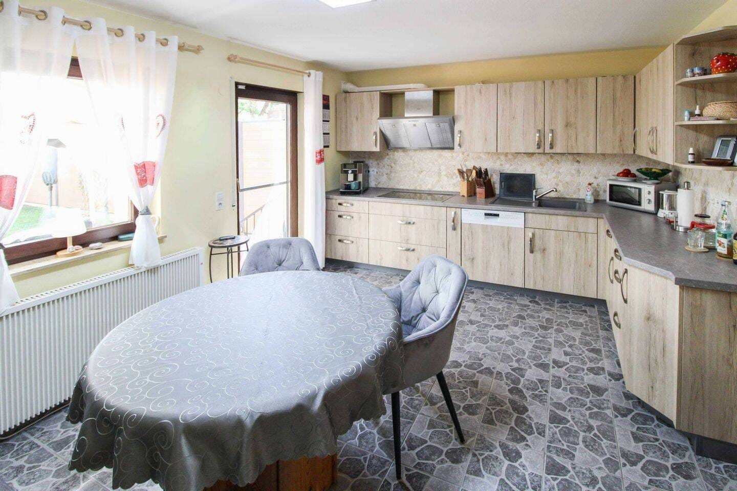 Immobilie in Tiefenbronn - Sonnenenergie trifft Wohnqualität - Stilvolles Reihenhaus mit Ausbaupotenzial und Charme - Bild 1