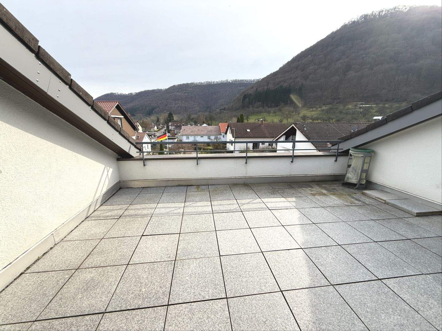 Immobilie in Lenningen - Gemütliche  DG Wohnung mit toller Aussicht - Bild 2