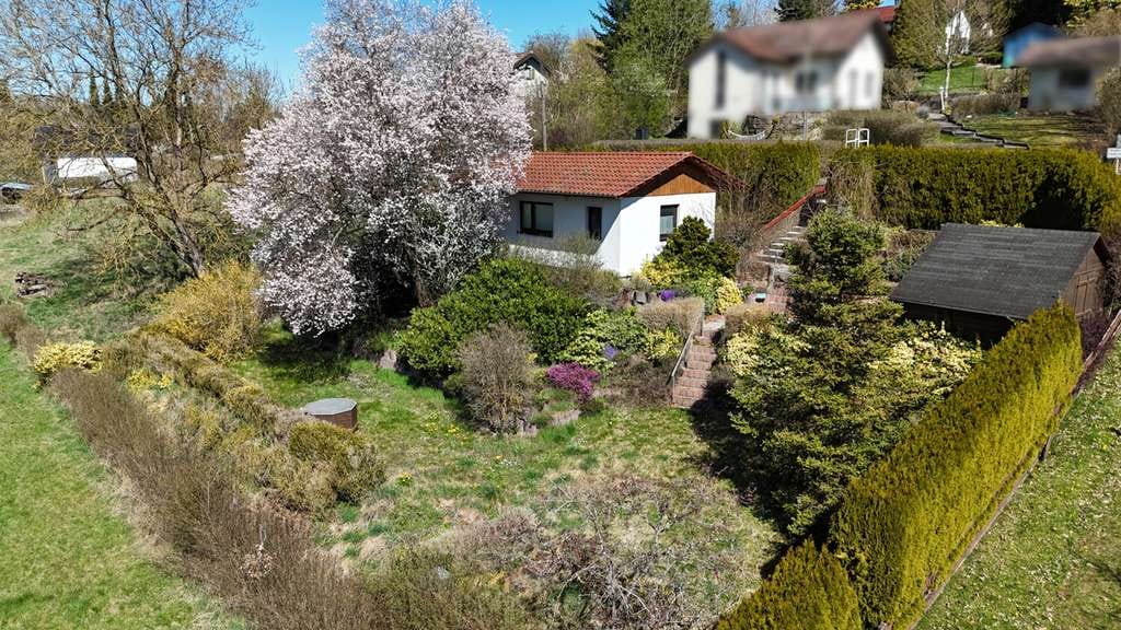 Immobilie in Buch am Wald - Charmantes Haus mit großem Garten auf mehreren Ebenen, Gartenhaus, Terrasse und eigenem Brunnen - Bild 3