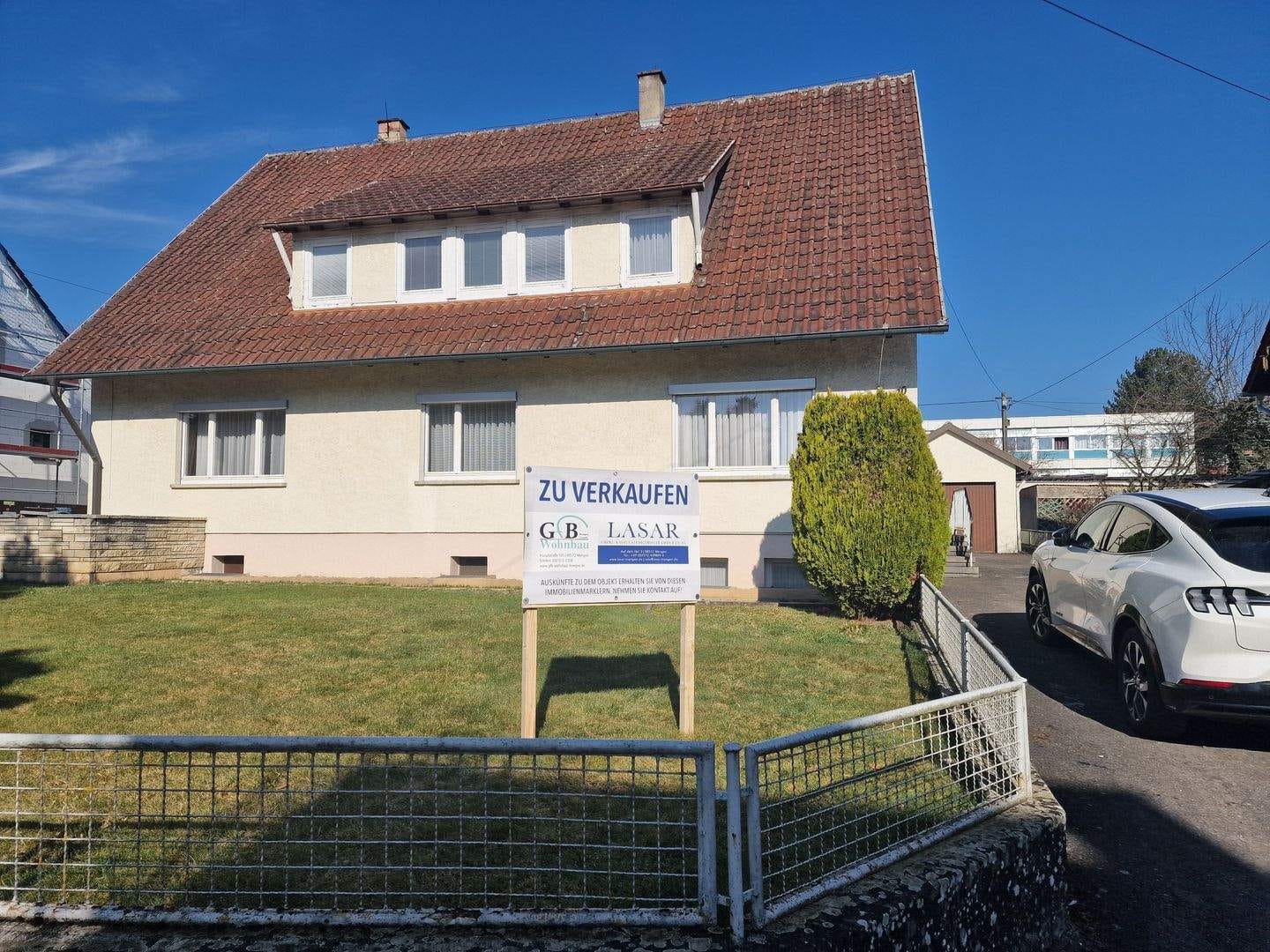 Immobilie in Sigmaringen - Einfamilienhaus u. DG.-Wohnung in Laiz mit viel Wohnfläche - Bild 1