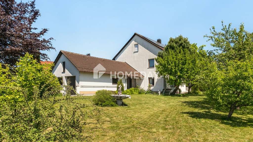 Immobilie in Gessertshausen - Großzügiges Ein-/ Zweifamilienhaus mit herrlichem Garten, 2 Garagen & PV-Anlage – sofort bezugsfrei - Bild 0
