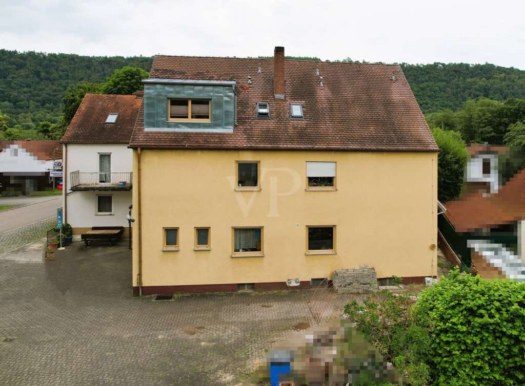 Immobilie in Kinding - Preisreduzierung:
Wohnraum satt!
Einfamilienhaus, Dachgeschosswohnung, angeschlossener Gasthof mit - Bild 2