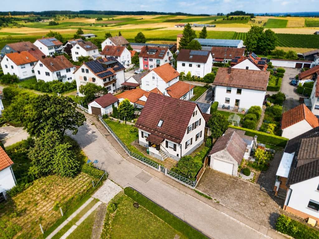 Immobilie in Bernstadt - Charmantes Einfamilienhaus mit Garten, Potenzial & Wohlfühlcharakter - Bild 1
