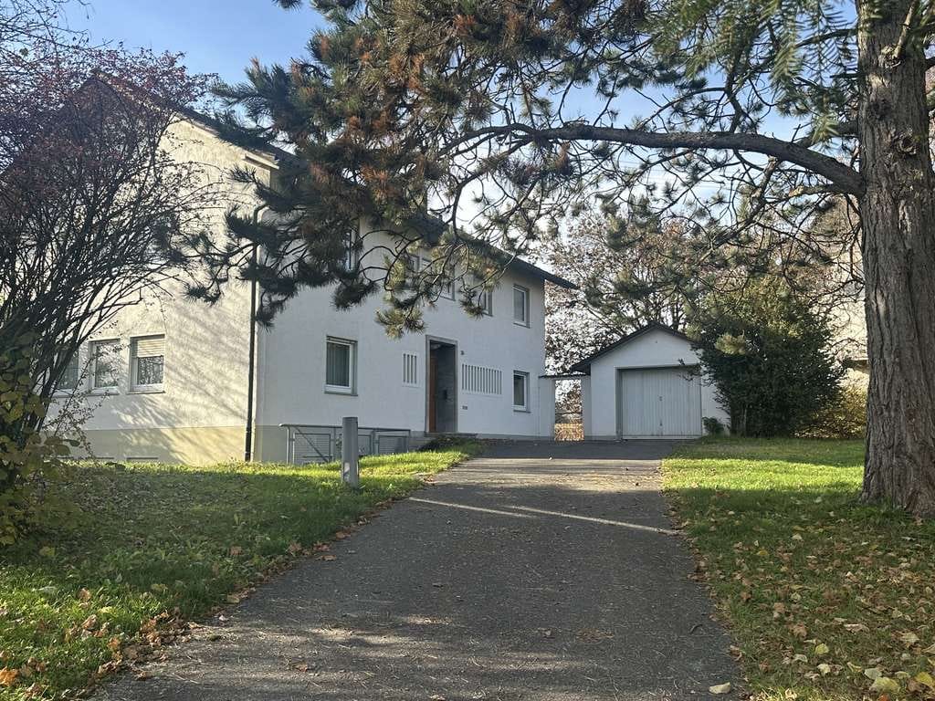 Immobilie in Hüfingen - 60er-Jahre Pfarrhaus mit paradiesischem Garten (Erbpacht) bei Donaueschingen - Bild 1
