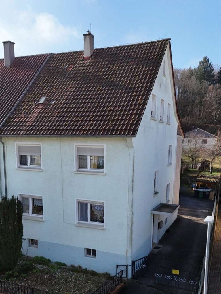 Immobilie in Eisingen - Zweifamilienhaus mit Garagen und Entwicklungspotential zum Dreifamilienhaus in Eisingen - Bild 3