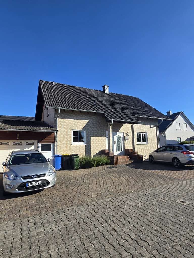 Immobilie in Rheinböllen - Gepflegtes Einfamilienhaus mit möglicher Einliegerwohnung, Doppelgarage und großem Stellplatzangebot - Bild 1