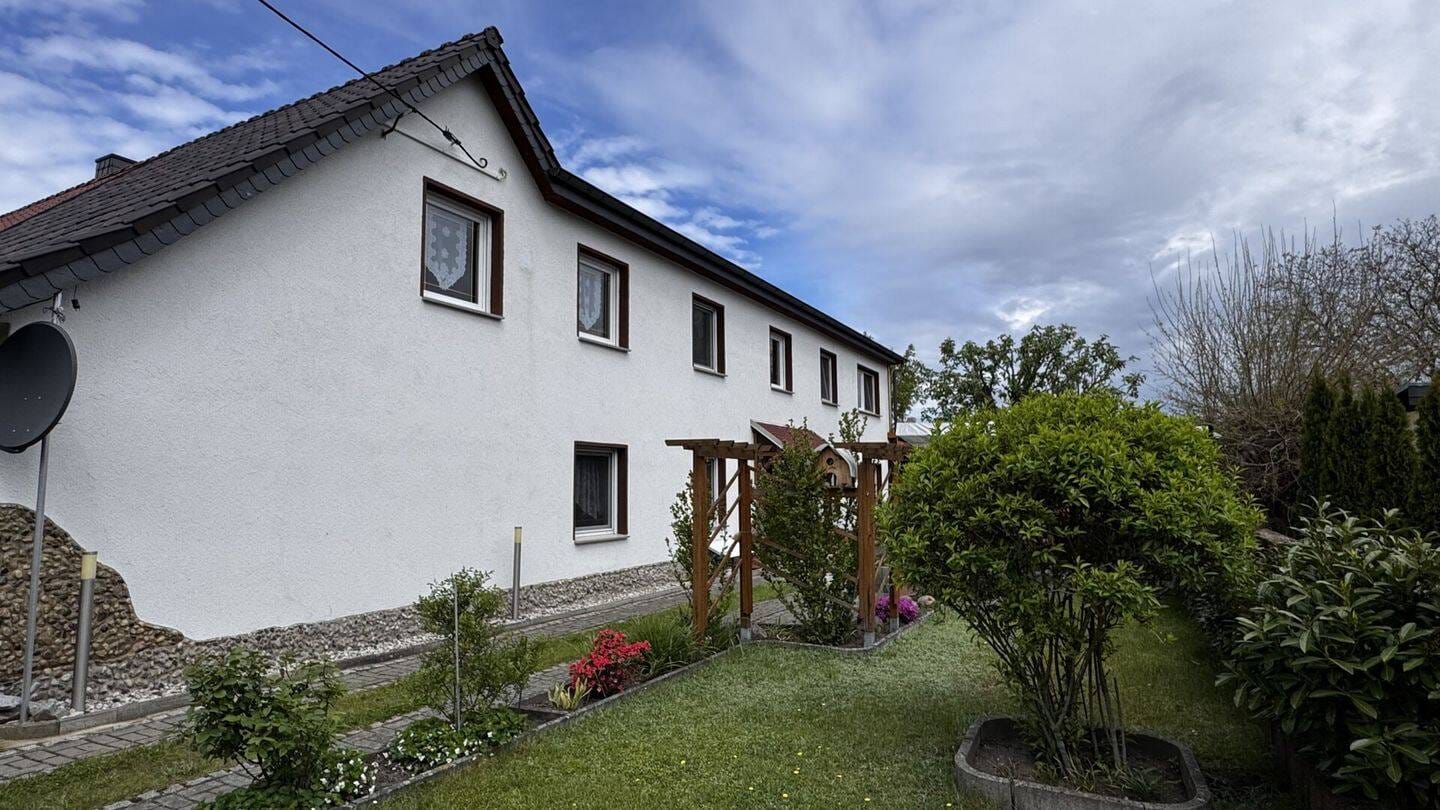 Immobilie in Lauta - Doppelhaushälfte mit Garten + Garage + Werkstatt und viel Platz in Lauta - Bild 0