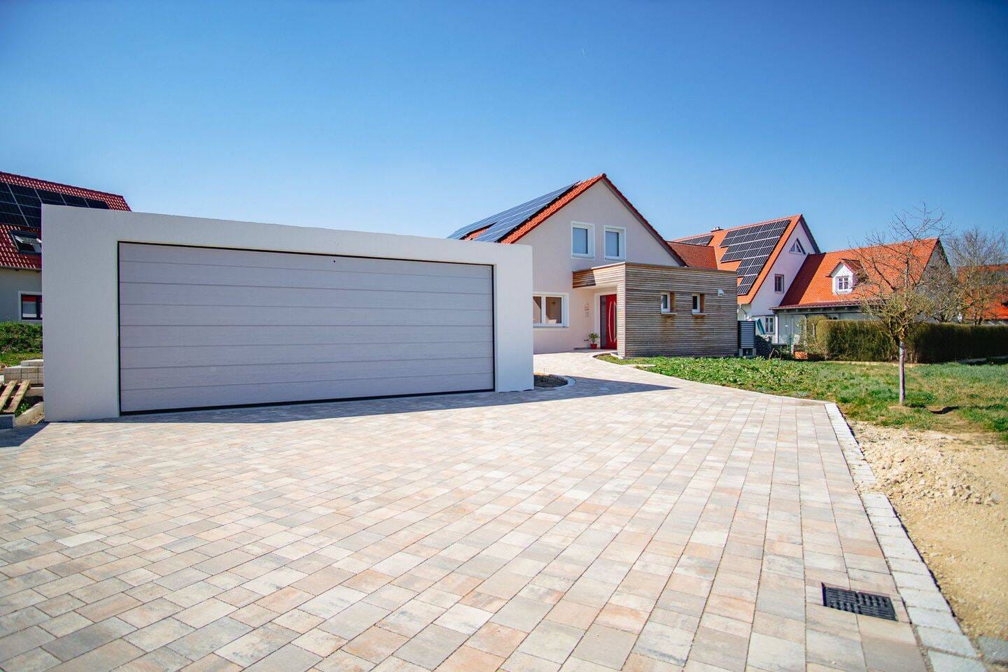 Immobilie in Gnotzheim - Moderne 2,5-Zimmer-Wohnung mit Garten, Terrasse und Schlossblick - Barrierefrei & KfW 40+ Standard - Bild 0