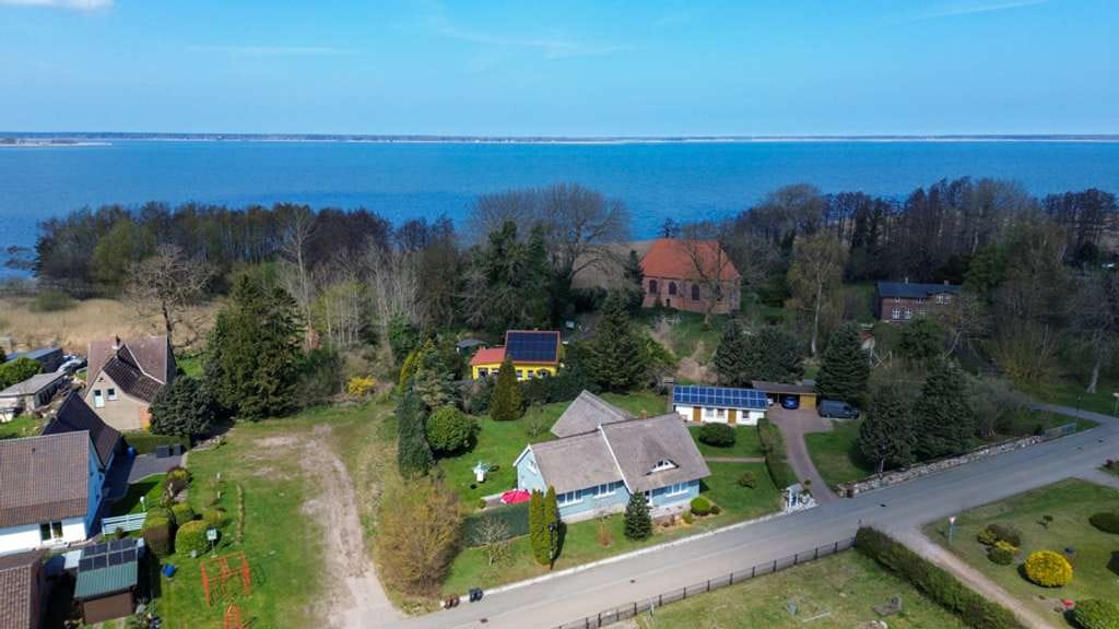Immobilie in Fuhlendorf - Rohrgedecktes Wohnhaus am Bodstedter Bodden - Bild 0