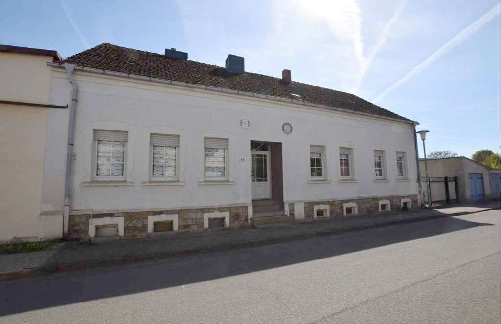 Immobilie in Gardelegen - Resthof zum Modernisieren mit Wohnhaus, großer Scheune, Garten + 2 Garagen... - Bild 2