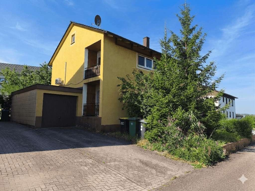 Immobilie in Knittlingen - Viel Platz für die ganze Familie: Großzügiges Zweifamilienhaus mit idyllischem Garten - Bild 0