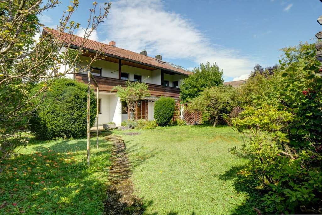 Immobilie in Vaterstetten - Eine gute Wahl!
Ansprechende DHH mit Süd/West Garten, Terrasse und Balkon in zentraler Lage/Baldham - Bild 1