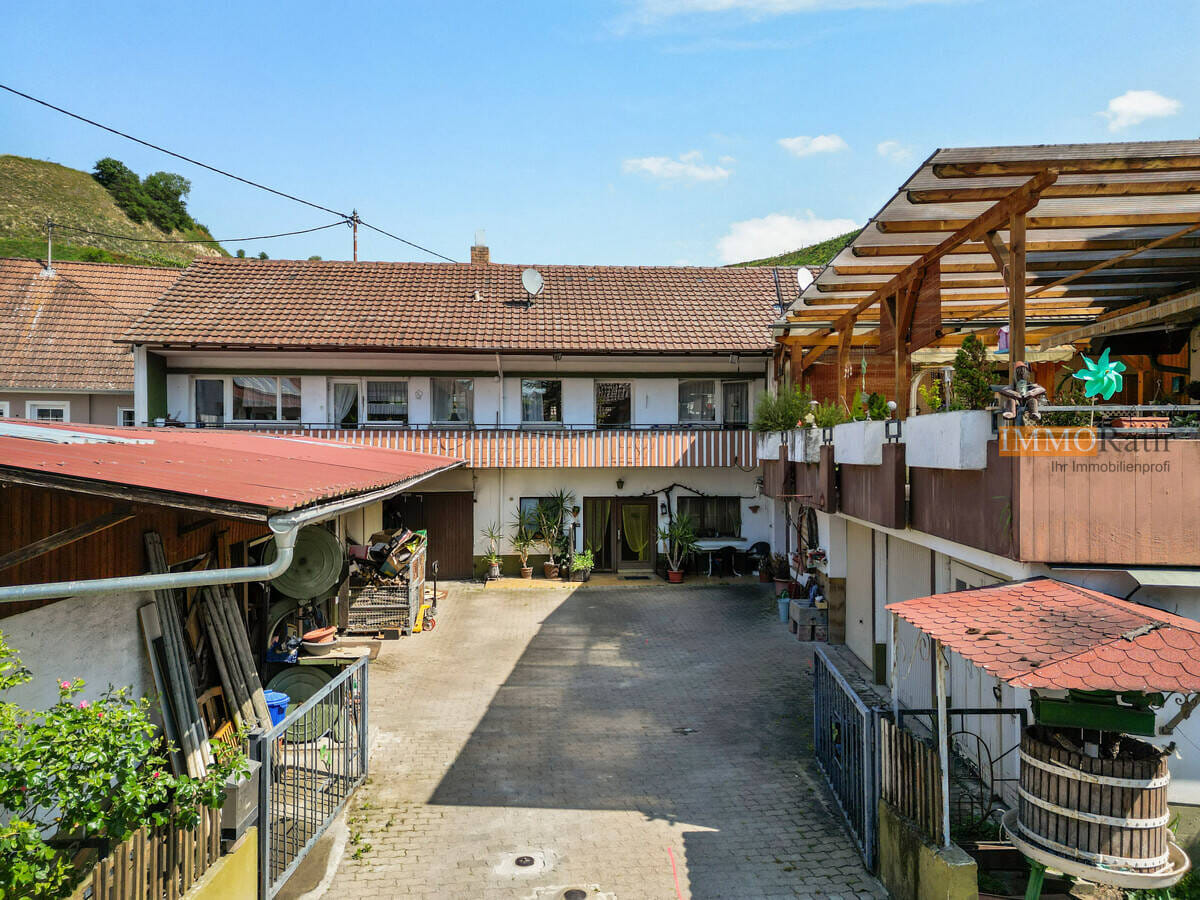 Immobilie in Vogtsburg im Kaiserstuhl - IMMORath.de - Einfamilienhaus mit großzügiger Nutzfläche und Gästezimmern - Bild 1