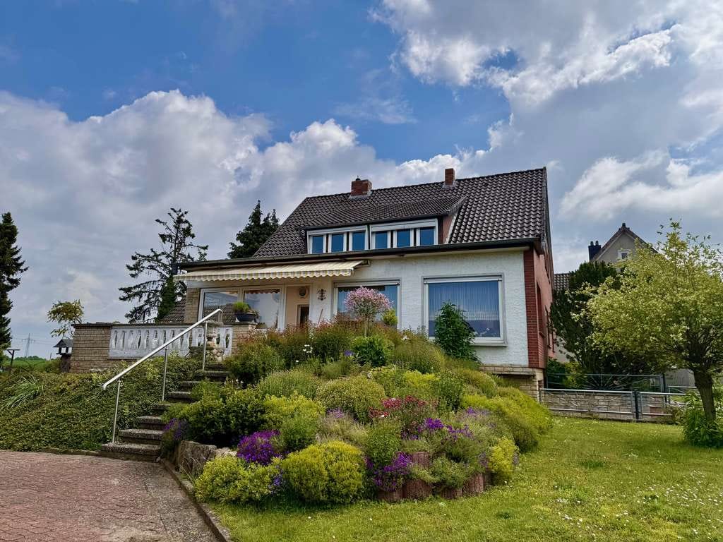 Immobilie in Nordstemmen - Charmantes Einfamilienhaus mit Wintergarten und Garage auf großem Grundstück - Bild 0