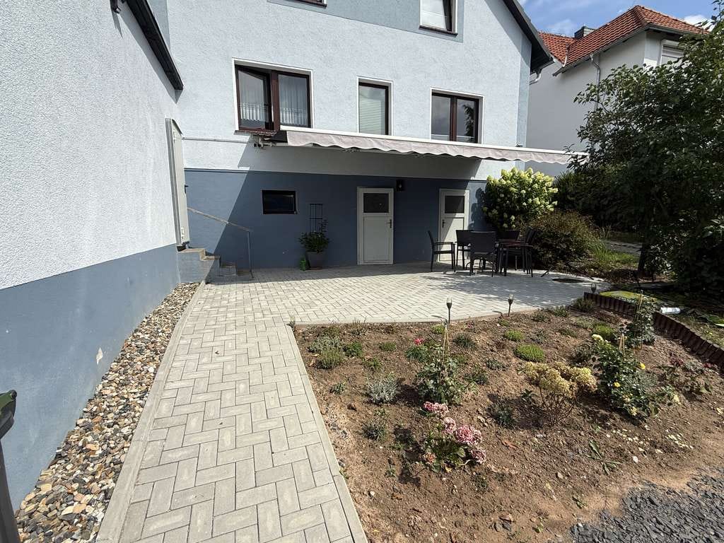 Immobilie in Waldkappel - Gepflegtes Zweifamilienhaus mit Freisitz, Garage, und großem Grundstück in Waldkappel-Bischhausen - Bild 2